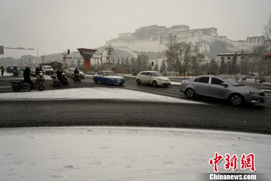 西藏氣象部門發(fā)布暴雪及道路結冰預警拉薩機場大面積延誤