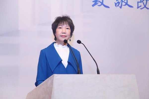 開幕式由北京房地產(chǎn)學(xué)會副會長兼秘書長欒紅燕主持