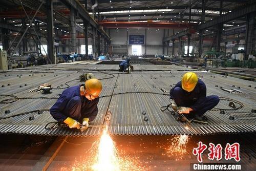 資料圖：工廠里忙碌的工人。<a target='_blank' href='http://www.chinanews.com/'>中新社</a>記者 張浪 攝