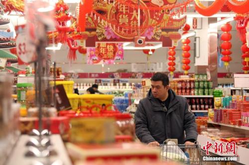 資料圖：消費者正在置辦年貨。<a target='_blank' href='http://www.chinanews.com/'>中新社</a>記者 余瑞冬 攝