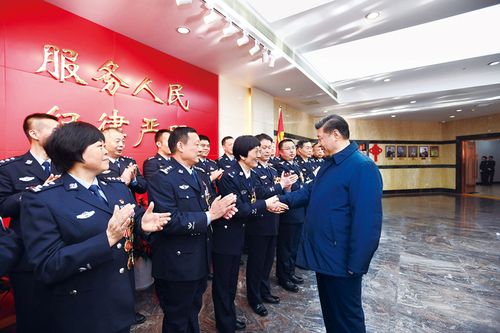 2019年2月1日，中共中央總書記、國(guó)家主席、中央軍委主席習(xí)近平在北京看望慰問(wèn)基層干部群眾，考察北京冬奧會(huì)、冬殘奧會(huì)籌辦工作。這是1日上午，習(xí)近平在北京市公安局，同公安英模和干警代表一一握手，向全國(guó)廣大公安干警致以新春祝福。 新華社記者 謝環(huán)馳 攝