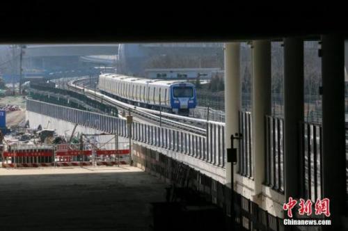 資料圖為地鐵13號(hào)線列車從京張高鐵清河站經(jīng)過(guò)。<a target='_blank' href='http://www.chinanews.com/'>中新社</a>記者 賈天勇 攝