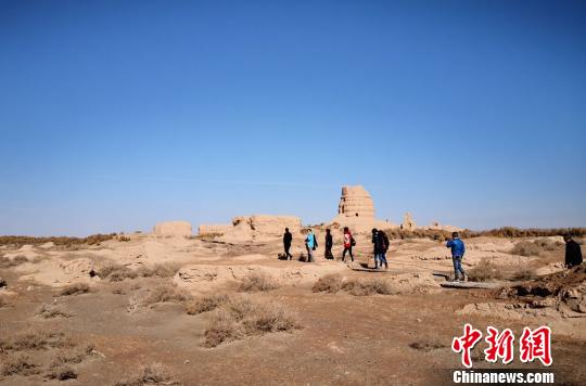 鎖陽城遺址是一處集古遺址、古佛寺遺址、古渠系和古墾區(qū)、墓葬群等多種遺跡為一體的文化遺產(chǎn)，保存了中國古代最為完整的軍事防御體系和農(nóng)業(yè)灌溉水利體系。圖為2019年4月上旬游客參觀。　丁思 攝