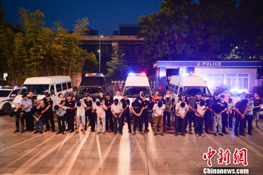 圖為警方抓獲犯罪嫌疑人。警方供圖