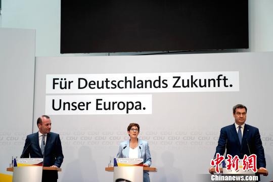 5月26日晚，基民盟主席安妮格雷特·克蘭普-卡倫鮑爾(中)與基社盟主席澤德(右)和聯(lián)盟黨推選的歐盟委員會(huì)主席參選人曼弗雷德·韋伯(左)在基民盟總部大樓共同出席集會(huì)?！∨泶髠?攝