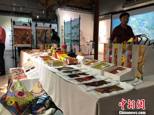 展覽上的文創(chuàng)產(chǎn)品展示。供圖