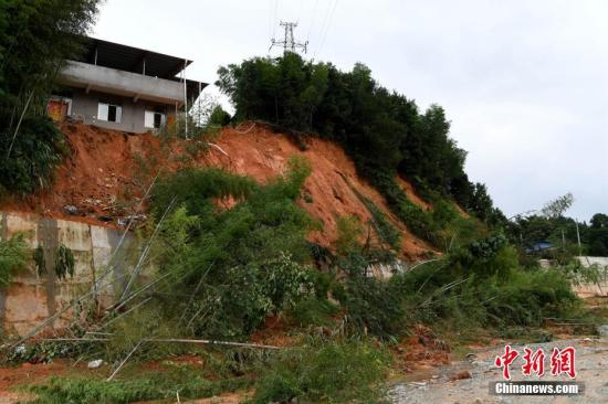 7月10日，連日來的強降雨導(dǎo)致福建省浦城縣多地發(fā)生山體滑坡。<a target='_blank' href='http://www.chinanews.com/'>中新社</a>記者 王東明 攝