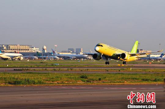 中國(guó)商飛C919大型客機(jī)104架機(jī)于5時(shí)32分從上海浦東國(guó)際機(jī)場(chǎng)第四跑道起飛?！∫罅⑶?攝