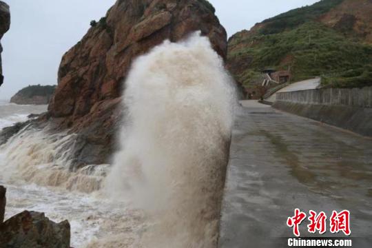 圖為臺風來臨前的溫嶺石塘金沙灘。　金云國 攝