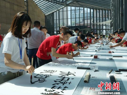 中日韓青少年匯聚古城西安百米長卷上書寫唐詩