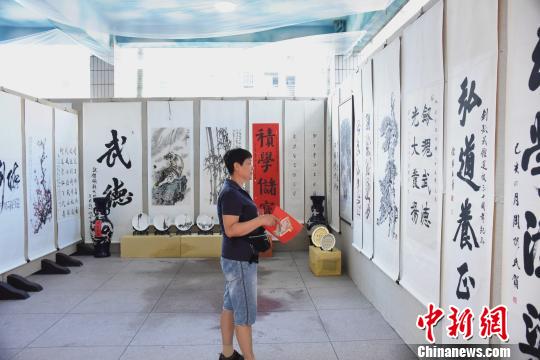 “養(yǎng)心觀德”文化藝術(shù)展展出眾多名家字畫，詮釋“文武雙全”?！￡慅埳?攝