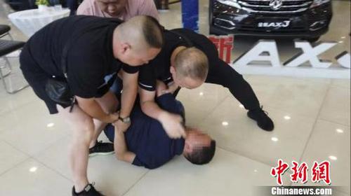 民警在襄陽將嫌犯蔣某某抓獲 竹溪縣警方提供