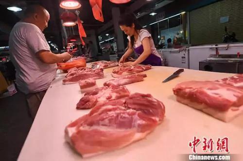 資料圖：民眾在菜市場(chǎng)選購豬肉。<a target='_blank' href='http://www.chinanews.com/'>中新社</a>記者 武俊杰 攝