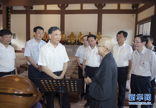 9月9日至10日，中共中央政治局常委、全國政協(xié)主席汪洋在江西調(diào)研宗教工作。這是9月9日，汪洋在宜黃縣曹山寶積寺與僧人交流。新華社記者 王曄 攝