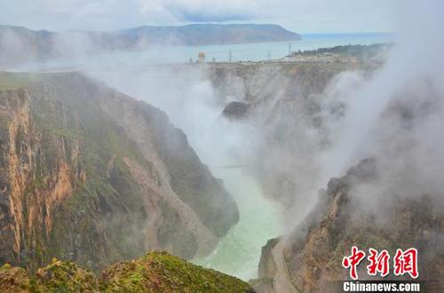 圖為霧中的龍羊峽大壩。(資料圖) 魯?shù)り?yáng) 攝