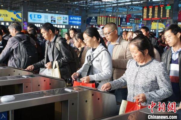  資料圖：鐵路旅客憑有效購票身份證件原件進(jìn)站乘車。 楊華 攝