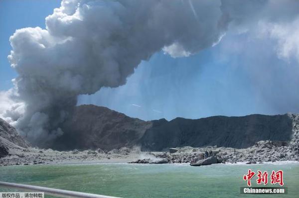 當(dāng)?shù)貢r(shí)間12月9日，新西蘭豐盛灣懷特島火山爆發(fā)，火山灰直沖云霄。