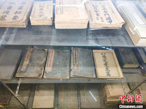 店里珍藏的舊書籍 譚偉旗 攝