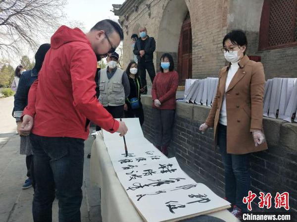 “墨舞春暉——書壇六人捐贈雙塔博物館作品展”25日在山西太原啟幕?！钆迮?攝