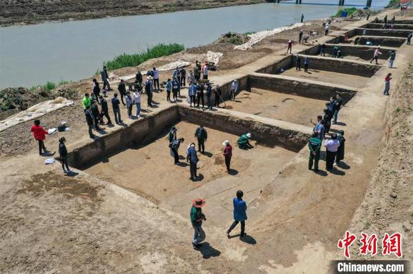 寨卞東南遺址共清理遺跡73個(gè)，其中近現(xiàn)代溝2條，漢代灰坑61個(gè)，漢代甕棺葬1座，漢代路2條，漢代溝8條?！№n春義 攝