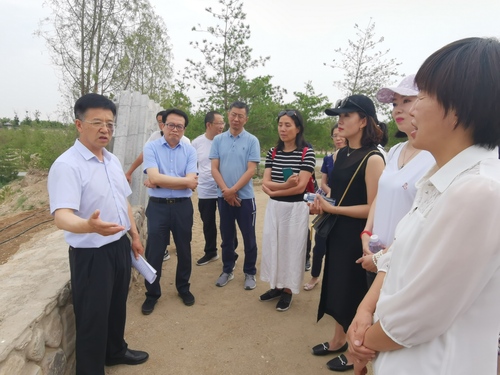 2020年6月21日下午，民建寧夏區(qū)委會組織會員到銀川市賀蘭山下的志輝源石酒莊調(diào)研。