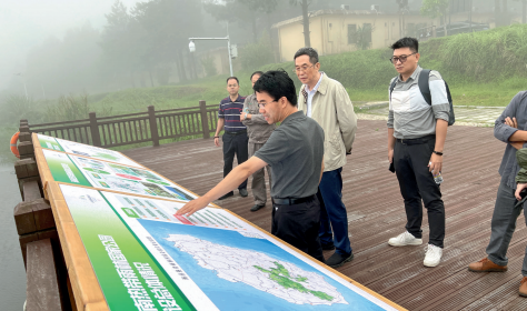 2022 年 5 月 17— 19  日，連介德（左二）在海南省保亭縣海南熱帶雨林國家公園開展推 動生態(tài)產(chǎn)品價值實現(xiàn)的課題調(diào)研