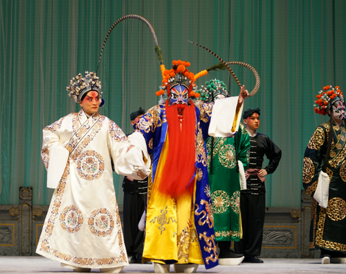 衣麟在《拜山》中飾演黃天霸（左）、舒桐飾演竇爾墩  朱宏攝