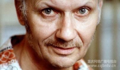 俄羅斯殺人狂——Andrei Chikatilo　　Andrei Chikatilo 曾經(jīng)是一名受人尊敬的老師，在家人眼中更是一個(gè)慈祥和藹的祖父，在鄰居眼中則是一個(gè)快樂(lè)的已婚男人，他是那一種在“可能是連環(huán)殺手”的嫌疑名單中排名最低的人，偏偏他正是俄羅斯一連串虐殺和食人案件的元兇。