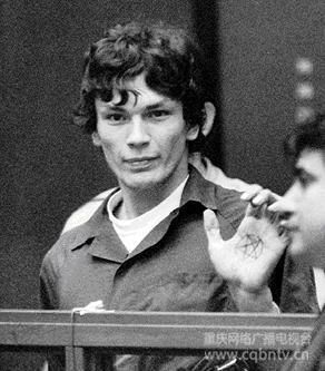 惡魔的首席門徒——Richard Ramirez 　　在 1984 年至 1985 年的一年里，洛杉磯和三藩市都被一片恐怖的氣氛所籠罩，一切也是因?yàn)橐幻衩氐倪B環(huán)殺手所致。他喜歡偷偷在晚上潛入別人的家中，然后把成年的男性射殺或扼死，再把女性和小孩暴力強(qiáng)奸、殺害再肢解，在完事后則下他的標(biāo)志——一個(gè)倒轉(zhuǎn)的五角星，在墻上、在鏡子上，甚至在死者身上