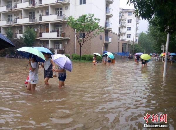 河南暴雨致京廣線中斷 近20趟列車停運（圖）